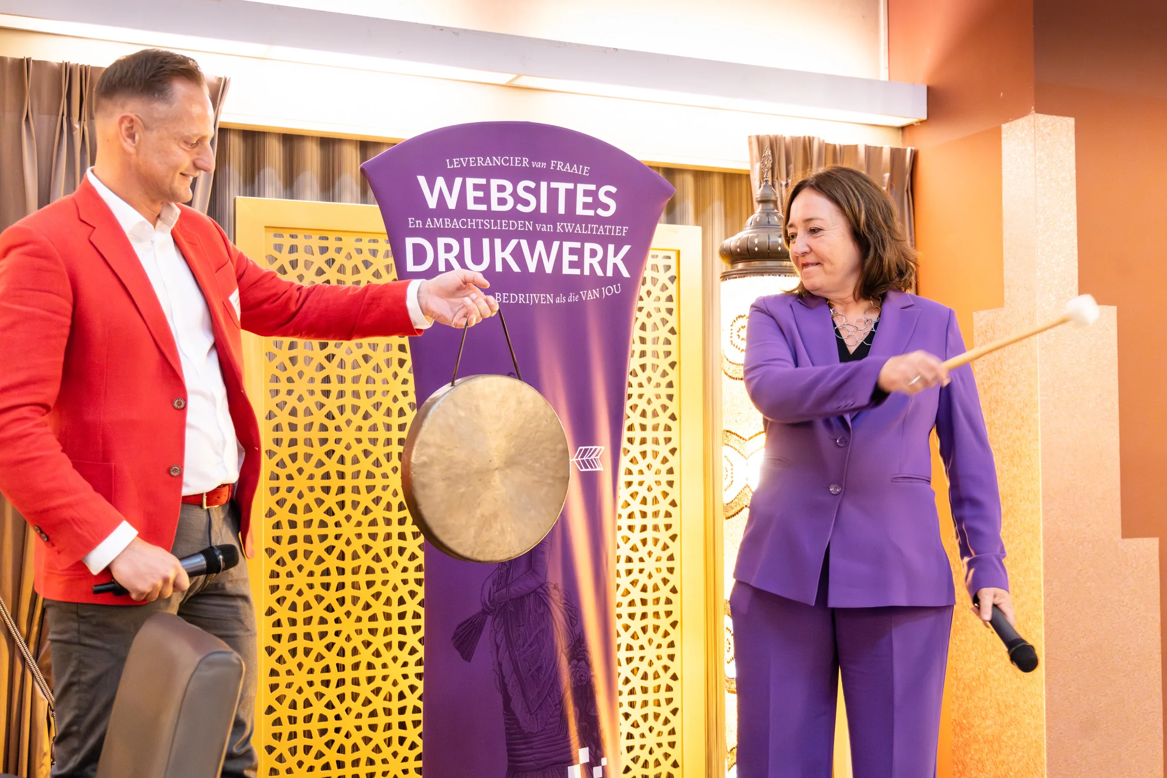Wethouder Saskia Bruines en Gert-Jan Aleman openen de beursvloer met een klap op de gong. ©Michel Heerkens voor PEP Den Haag
